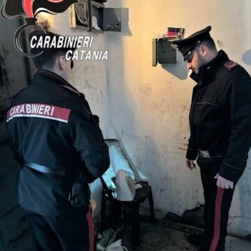 .“Pusher”e “vedetta” arrestati dai Carabinieri mentre spacciavano nell’atrio di condominio