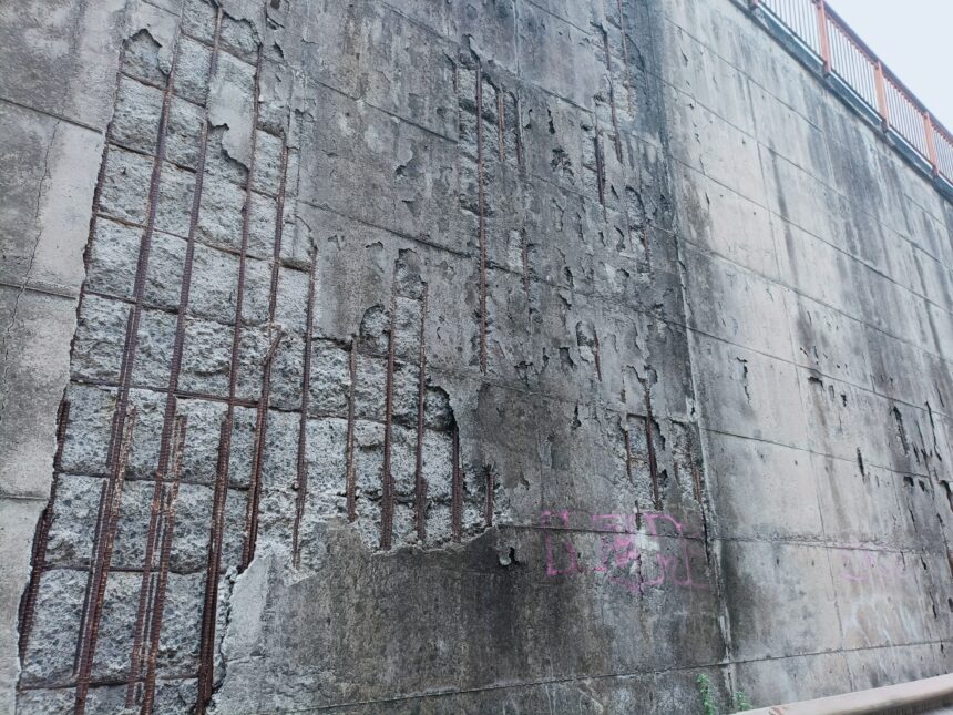 Emergenza Sicurezza: Le Pareti di Cemento Armato in Pericolo sulla Circonvallazione di Catania