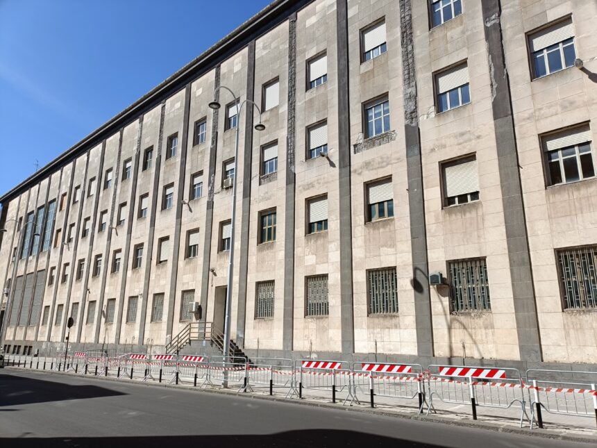“Il Tribunale di Catania: un Palazzo di Giustizia che crolla sotto i nostri occhi”