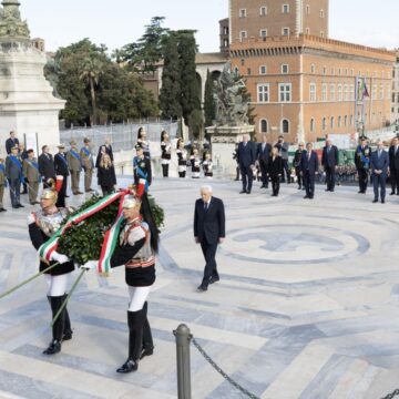 “Presidente Mattarella Onora il 79° Anniversario della Liberazione presso l’Altare della Patria”