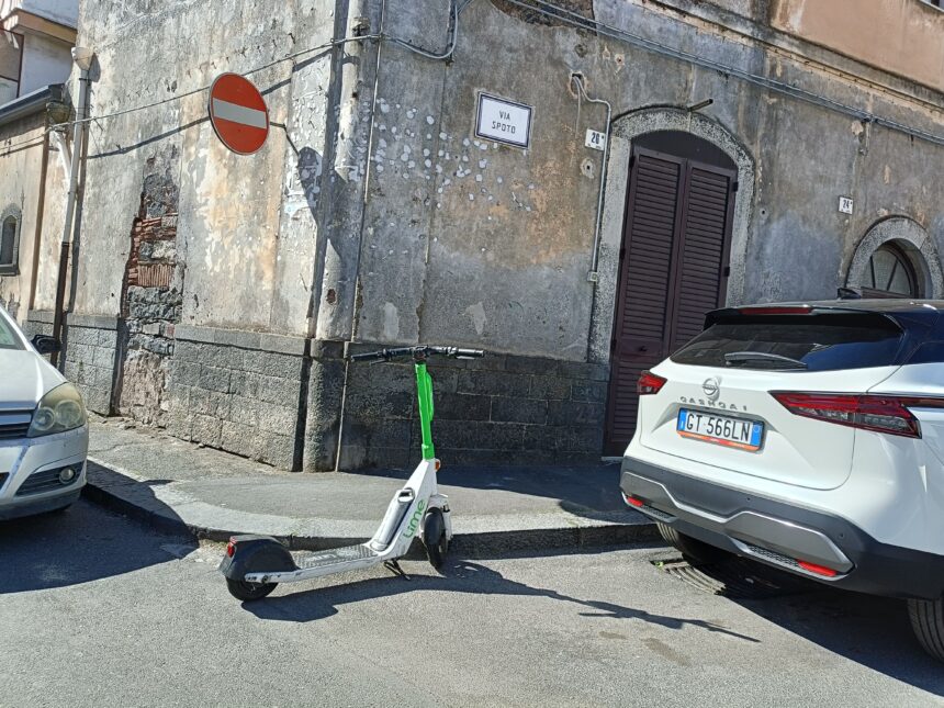 “La Catania dei Monopattini Randagi: Un Caos Urbano in Crescita”