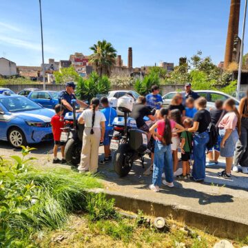 Incontro tra studenti e Polizia di Stato: al Commissariato di San Cristoforo una lezione di legalità e speranza