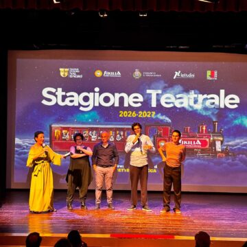NUOVO TEATRO_04 con un gruppo di attori TEATRO: Santa Teresa Riva, presentazione del Cartellone 2026/27 del Nuovo Teatro Val d’Agrò