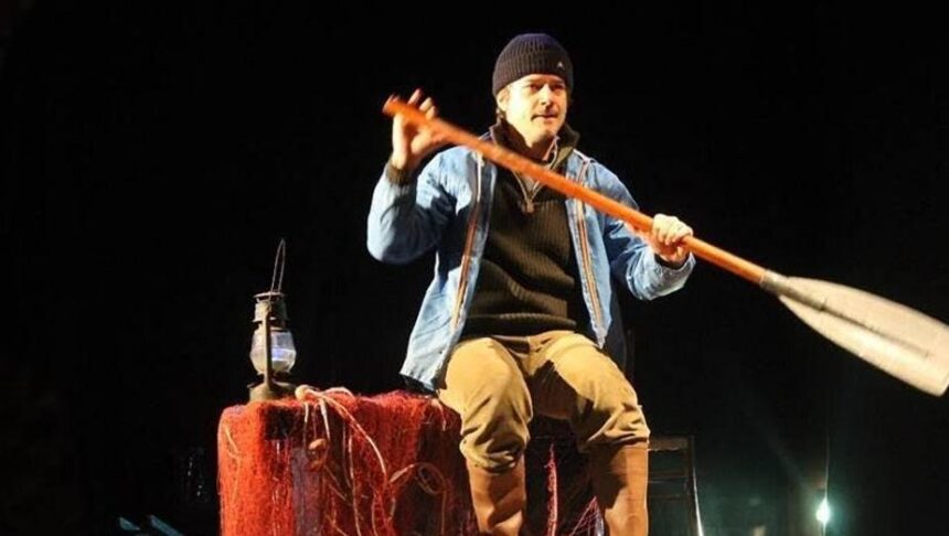 Ettore Bassi, Il Sindaco Pescatore Ettore Bassi con “Il Sindaco Pescatore” inaugura il 18 ottobre il cartellone 2026/27 del Nuovo Teatro Val d’Agrò a Santa Teresa Riva