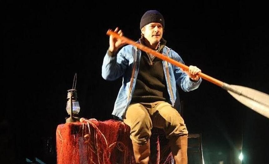 Ettore Bassi, Il Sindaco Pescatore Ettore Bassi con “Il Sindaco Pescatore” inaugura il 18 ottobre il cartellone 2026/27 del Nuovo Teatro Val d’Agrò a Santa Teresa Riva